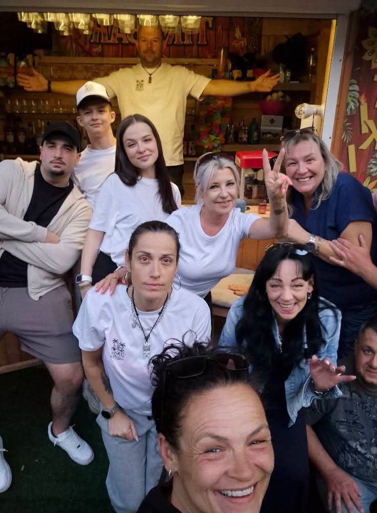 Společná fotka u baru