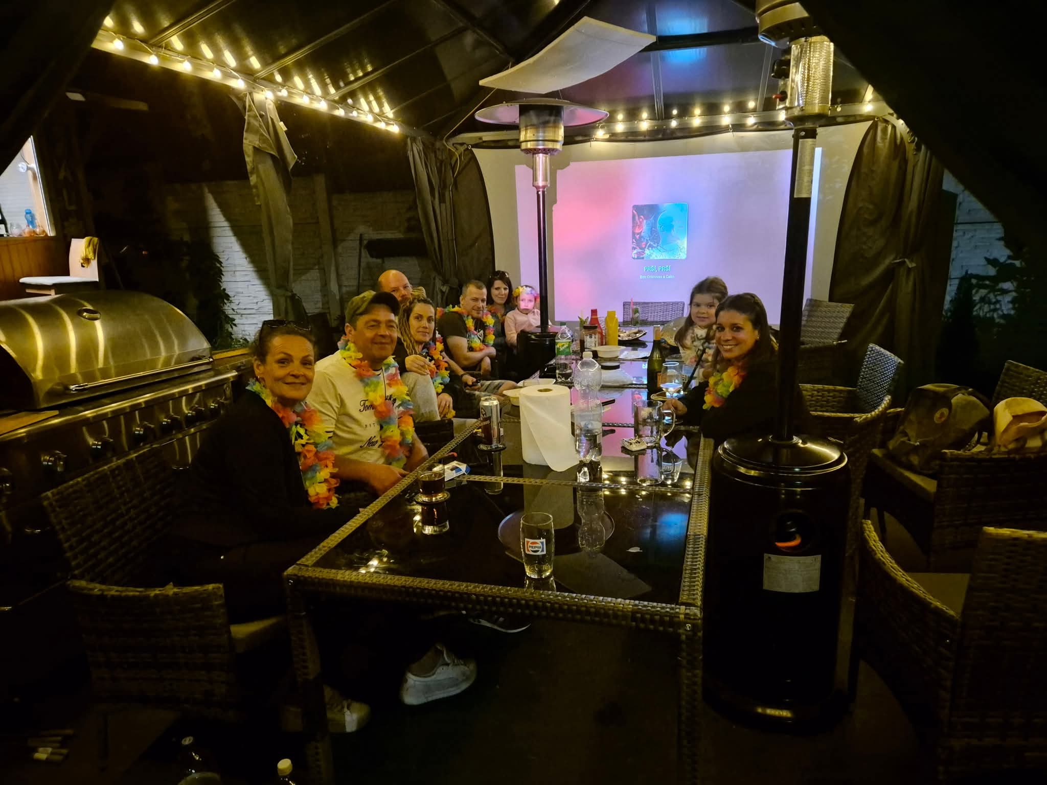 Večerní stůl pod světly